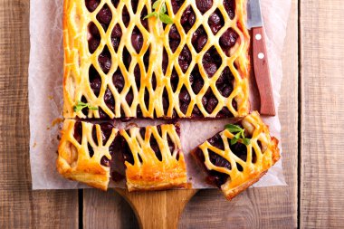 Berry puf böreği kafes pasta