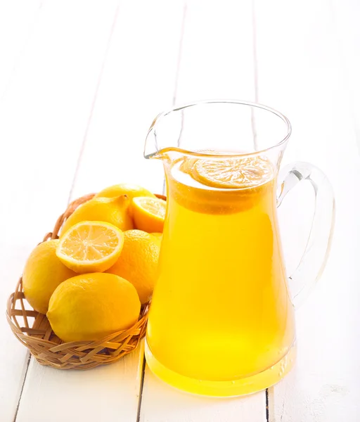 Limonada em um jarro na mesa — Fotografia de Stock