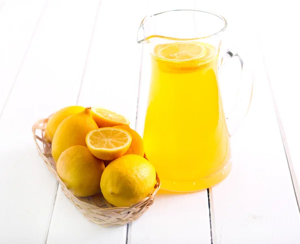 Limonada em um jarro na mesa — Fotografia de Stock