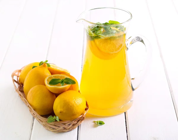 Limão e limonada de hortelã — Fotografia de Stock