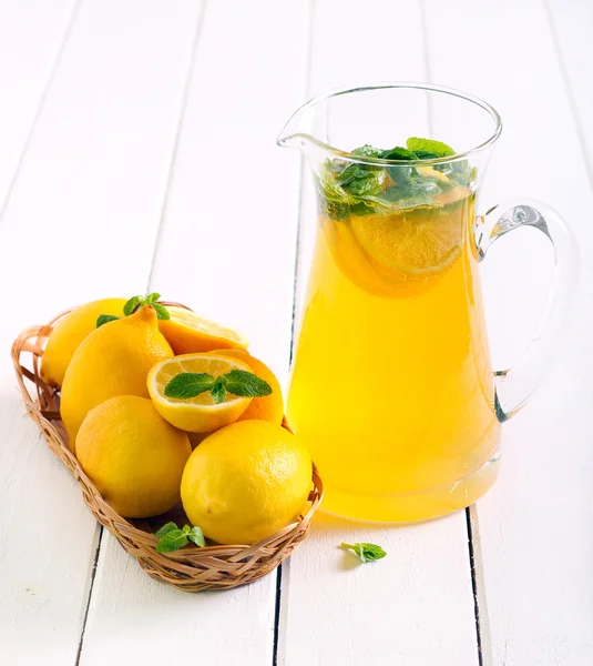 Limão e limonada de hortelã — Fotografia de Stock