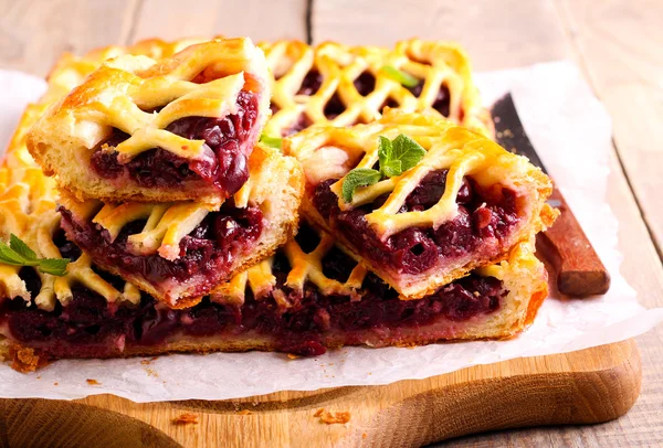 Berry puff pastry lattice pie — Stock Photo, Image