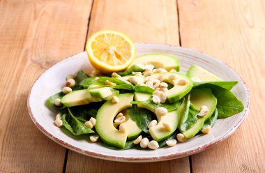 Ispanak, avokado ve fıstık salata 