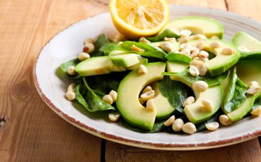 Ispanak, avokado ve fıstık salata 