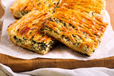 Ispanak ve peynirli puf böreği pasta