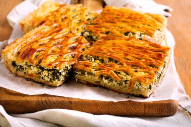 Ispanak ve peynirli puf böreği pasta