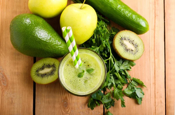 Gesunde Ernährung - grüne Vitamin-Smothie — Stockfoto