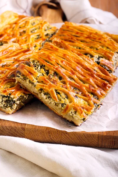Пиріг з шпинатом та сиром з листкового тіста — стокове фото