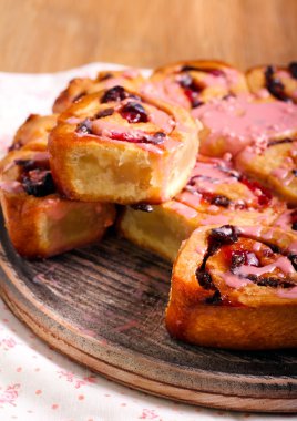 Meyveli buzlu girdap buns