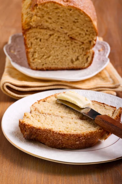 Коричный хлеб, нарезанный маслом — стоковое фото