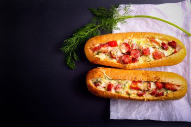 Sosis, domates ve peynir ekmek tekneleri