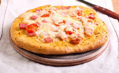 Pastırma, otlar ve domates ev yapımı pizza