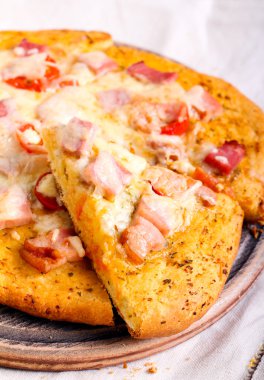 Pastırma, otlar ve domates ev yapımı pizza,