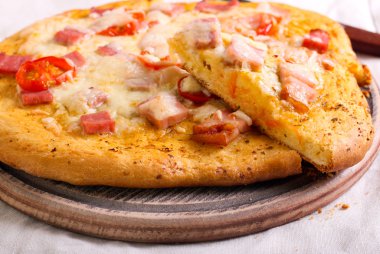 Pastırma, otlar ve domates ev yapımı pizza,
