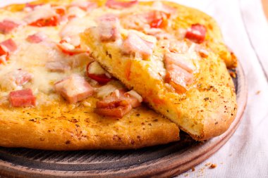 Pastırma, otlar ve domates ev yapımı pizza,