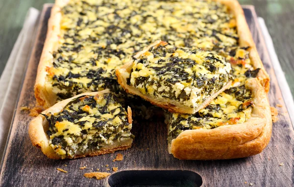 Feta cheese and spinach puff pastry pie — Stock Photo, Image