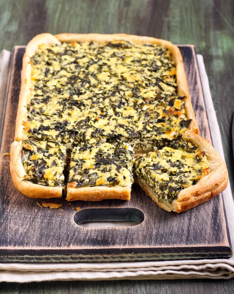 Feta-Käse und Blätterteigkuchen mit Spinat — Stockfoto