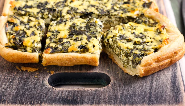 Feta cheese and spinach puff pastry pie — Stock Photo, Image