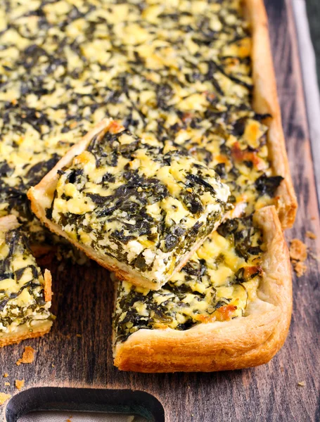 Feta cheese and spinach puff pastry pie — Stok Foto