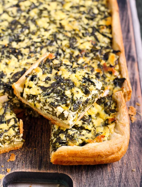 Pastel de queso feta y hojaldre de espinacas — Foto de Stock