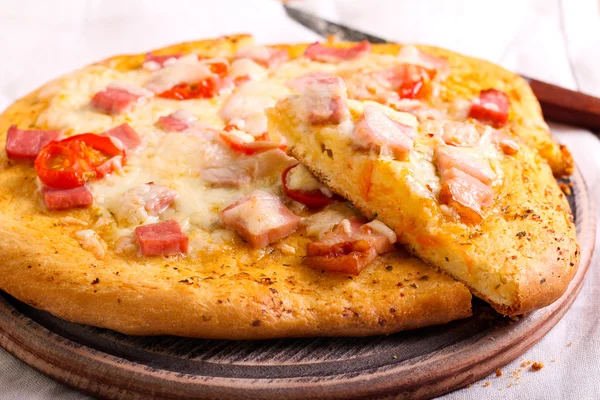 Speck, Kräuter und Tomaten hausgemachte Pizza — Stockfoto