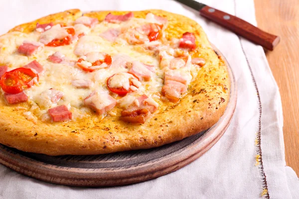 ベーコン、ハーブ、トマトの自家製ピザ, — ストック写真