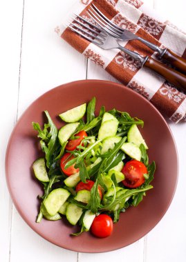 Salatalık, roka ve domates salatası 