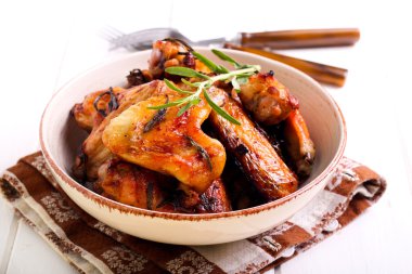 Kavrulmuş rosemary tavuk kanadı