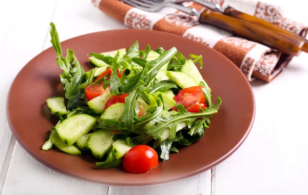 Ensalada de pepino, cohete y tomate — Foto de Stock