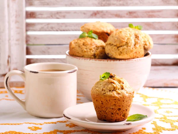 Büyük tahıl muffins kuru üzüm ile — Stok fotoğraf