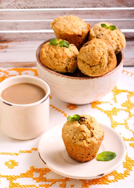 Muffin di grano grande con uva passa — Foto Stock