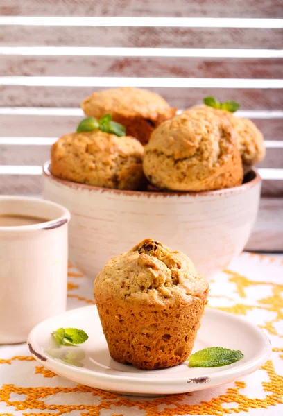 Muffin di grano grande con uva passa servita — Foto Stock