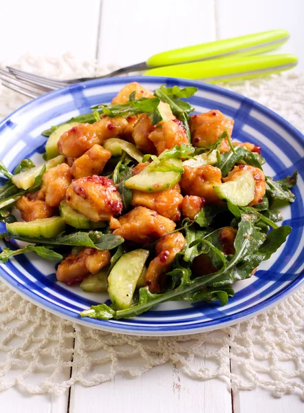 Chicken fillet, rocket and cucumber salad — Stock Photo, Image