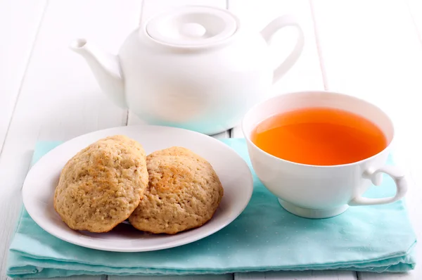 Galletas caseras y taza de té — Foto de Stock