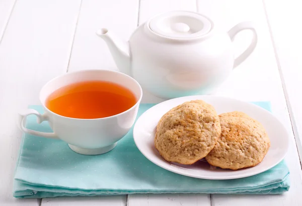 Biscotti fatti in casa e una tazza di tè — Foto Stock