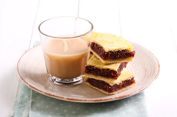Fig bars and coffee — Stock Photo, Image