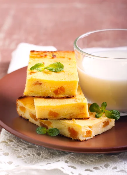 Apricot cheesecake bars — Stock Photo, Image