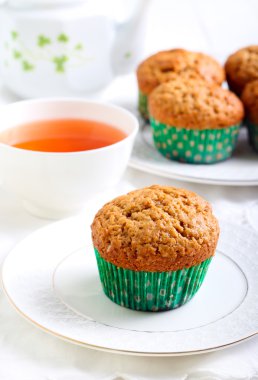 Fıstık ezmesi muffins plaka üzerinde 