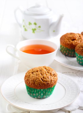 Fıstık ezmesi muffins plaka üzerinde 