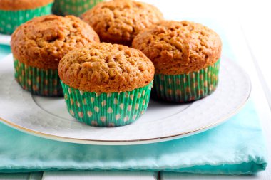 Fıstık ezmesi muffins plaka üzerinde