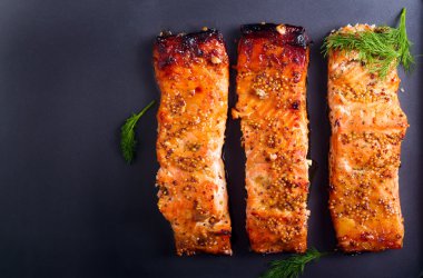 Hardal ve Bal Sırlı pişmiş salmons fileto 