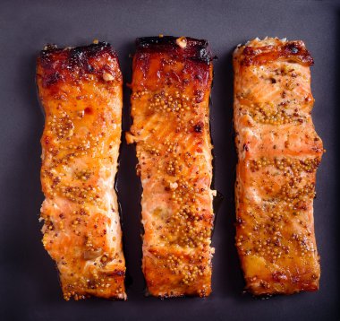 Hardal ve Bal Sırlı pişmiş salmons fileto 