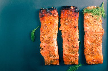 Hardal ve Bal Sırlı pişmiş salmons fileto 