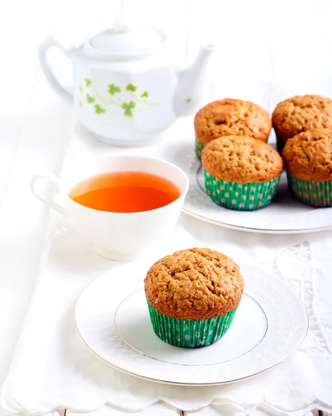 Fıstık ezmesi muffins plaka üzerinde — Stok fotoğraf