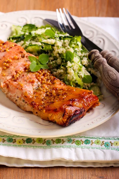 Mustard and honey glazed salmons and salad — Stock Photo, Image