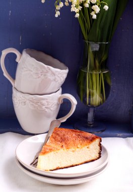 Tarçın cheesecake dilim plaka üzerinde