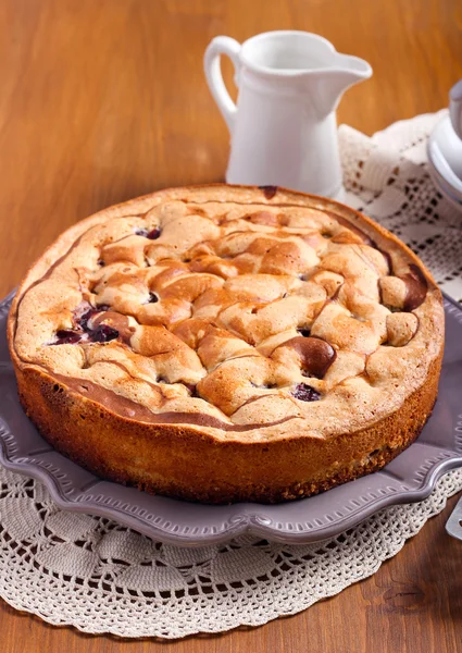 Pastel de esponja de mármol con cereza —  Fotos de Stock