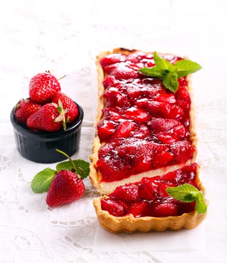 Peynirli tart tepesi çilekli jöle,