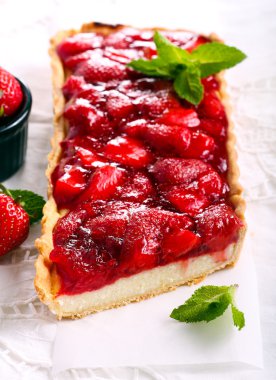Peynirli tart tepesi çilekli jöle