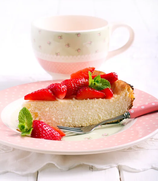 Cheesecake met aardbei topping — Stockfoto